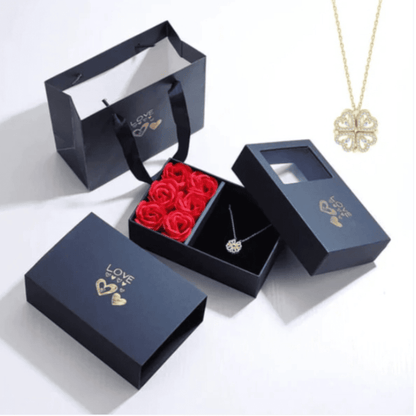 Collar Trébol de Corazones + Caja Rosas Eternas