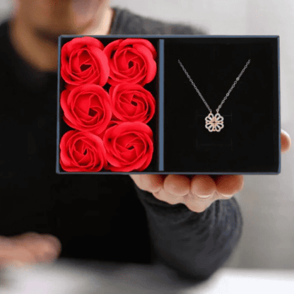 Collar Trébol de Corazones + Caja Rosas Eternas