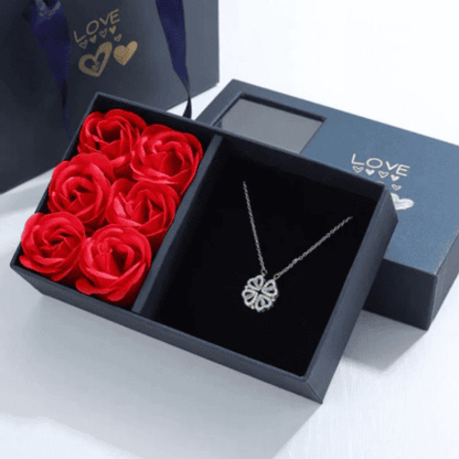 Collar Trébol de Corazones + Caja Rosas Eternas